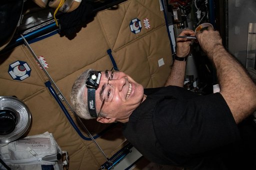 iss065e440489