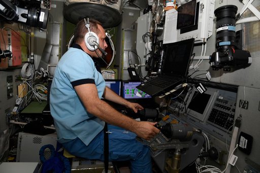 Shkaplerov trains on computer in the SM