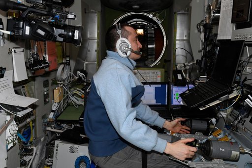 Shkaplerov trains on computer in the SM