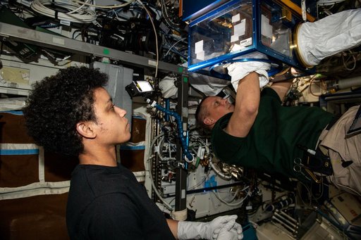 iss067e189949