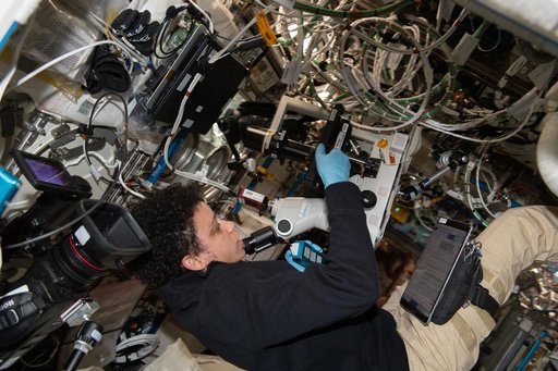 iss067e190689