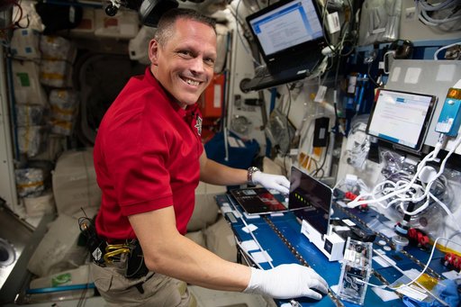iss067e190796