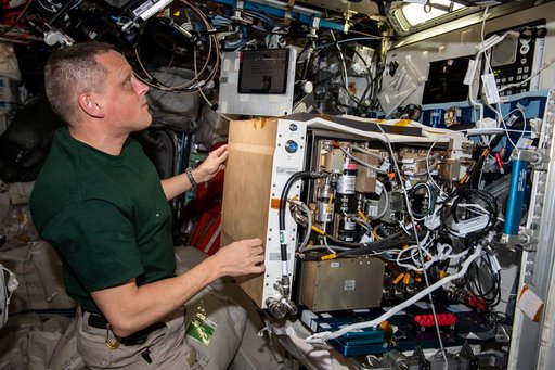 iss067e213248