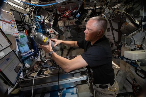 iss067e249841