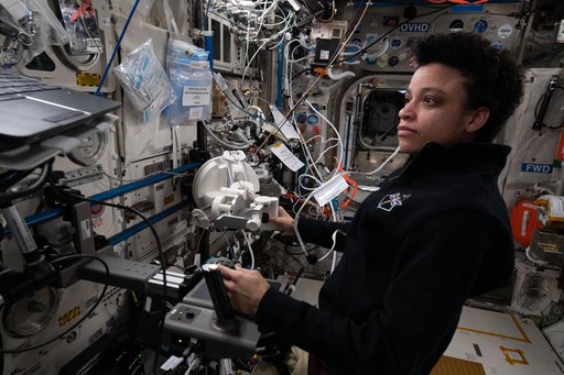 iss067e369288