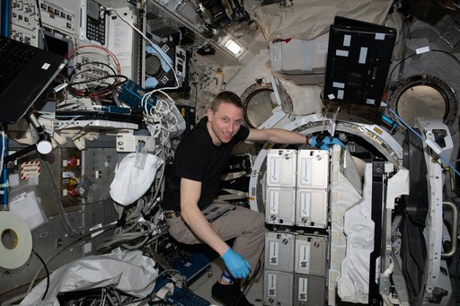 Hoburg removing the Nanoracks Cubesat Deployer from the Kibo Laboratory Module A/L