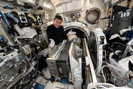 iss071e008781