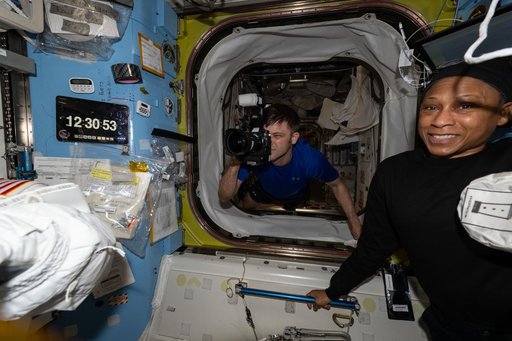 iss071e143785