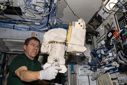 iss071e195951