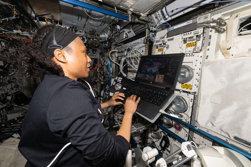iss071e318587