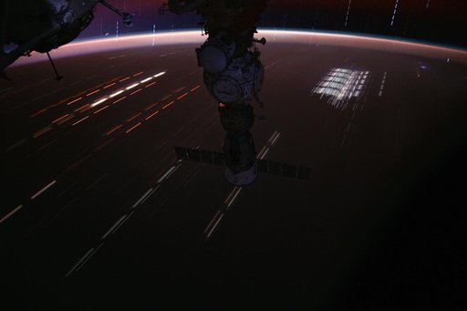 iss071e414590_stk