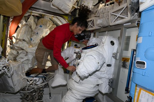 iss071e547756