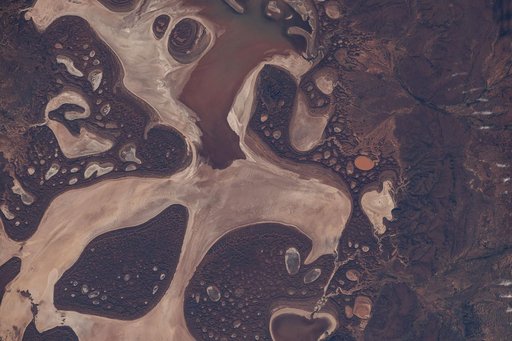 One of Western Australia's largest lakes, Lake Carnegie