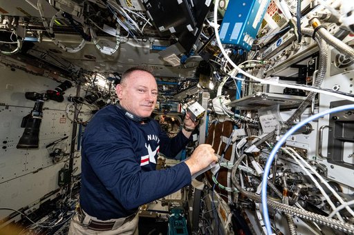 Astronaut Butch Wilmore shows off 3D printing research hardware