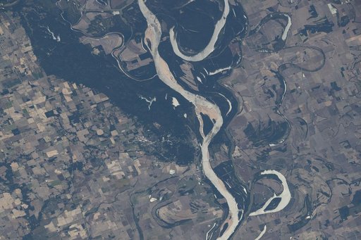 The Mississippi River separates Arkansas from Mississippi
