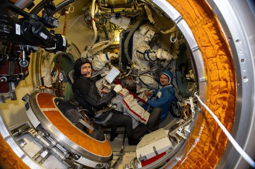 Cosmonauts Sergey Kud-Sverchkov and Sergei Mikaev try on their Orlan spacesuits