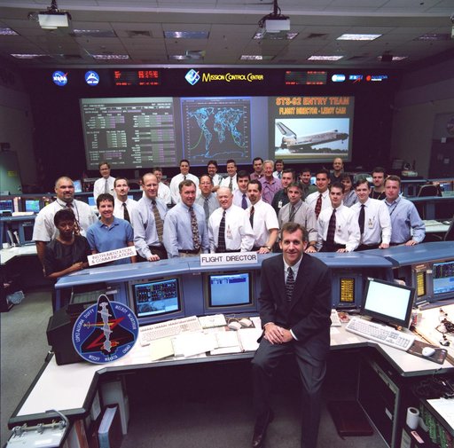 STS-92 Ascent and Entry Flight Control teams pose in the MCC