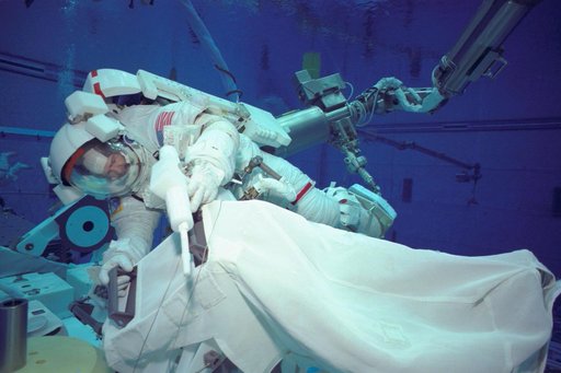 STS-97 (4A) EVA training in NBL pool