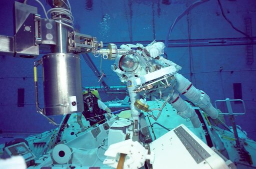 STS-97 (4A) EVA training in NBL pool