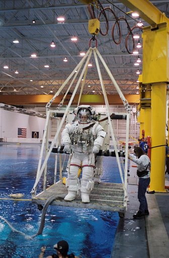 Expedition 8 Preflight Training in the Neutral Buoyancy Lab at Sonny Carter Training Facility