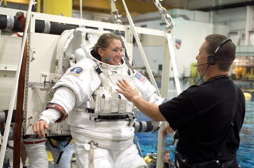 STS-112 Preflight EVA Training at the NBL with astronaut Sandra Magnus