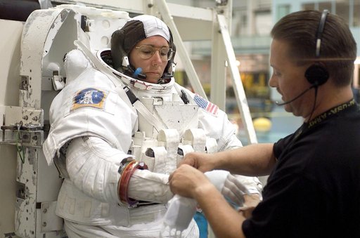 STS-112 Preflight EVA Training at the NBL with astronaut Sandra Magnus