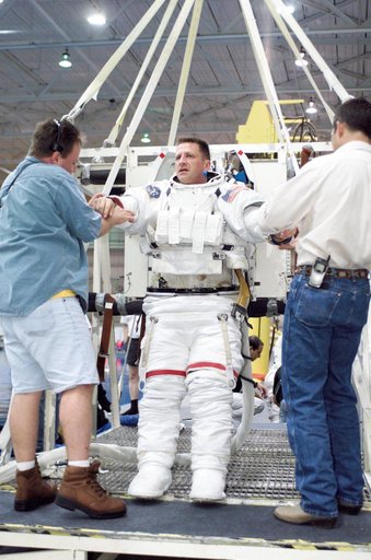 Preflight Documentation of STS-113, EVA Training, SCTF, NBL with Gus Loria