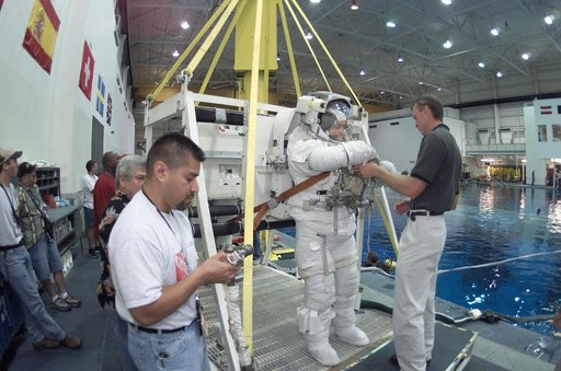 STS-115  Crew training at the Neutral Buoyancy Laboratory (NBL)