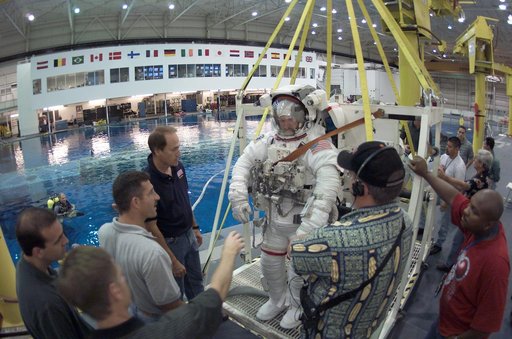 STS-115  Crew training at the Neutral Buoyancy Laboratory (NBL)