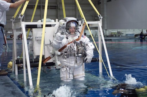 STS-115  Crew training at the Neutral Buoyancy Laboratory (NBL)