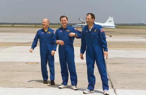 International Space Station Expedition 6 crew arrival at Ellington Field for crew return to JSC.