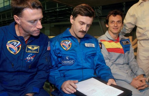 Expedition 8 crewmembers attend pre-launch inspection briefing at Baikonur
