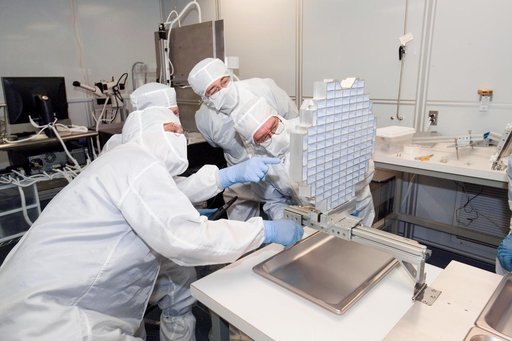Stardust Photo documentation of Stardust Sample Return and Tray Separation at JSC