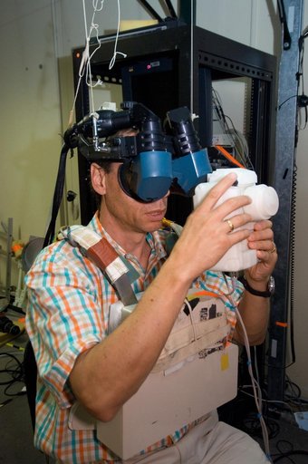 STS-116 Preflight Training, VR Lab