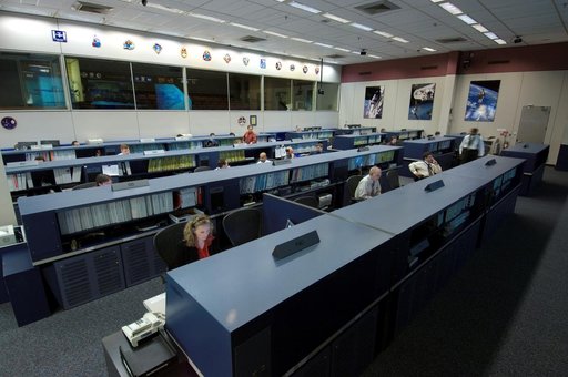 Document handover of ISS Flight Control room to new Flight Control Room in old MCC