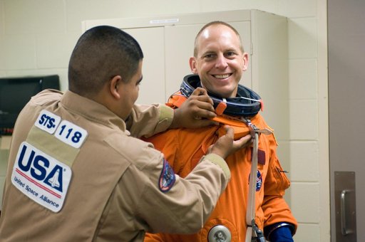 STS-118 Bailout Training with Expedition 15 Crewmember Clayton Anderson