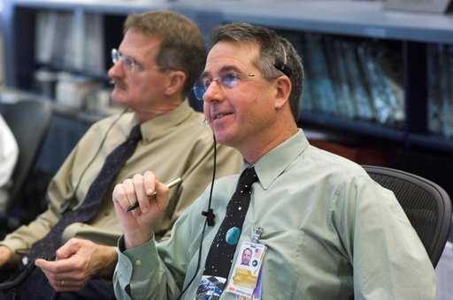 STS-116/ISS 12A.1 flight controllers on console during EVA #4