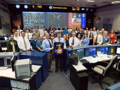 STS-118 Ascent/Entry Flight Control Team in White Flight Control Room (WFCR) with Flight Director Steve Stitch