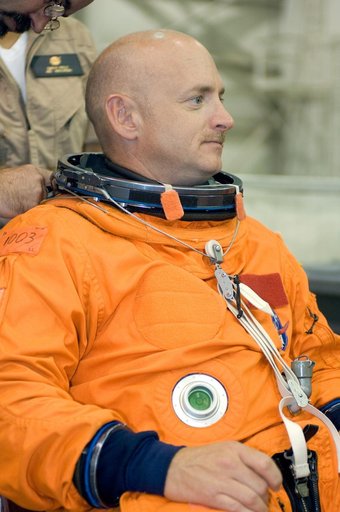 STS-124 water survival training at the Neutral Buoyancy Laboratory (NBL) with STS-124 crew