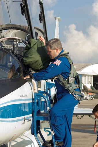 STS-122 crew prep for T-38
