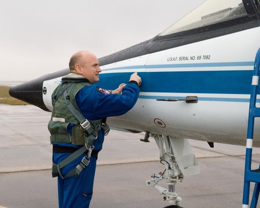 STS-118 Crew Members prepare to fly T-38s to KSC