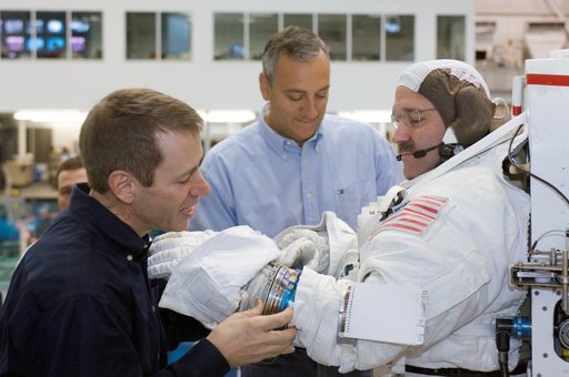 STS-125 Crewmembers prepare for NBL Dive