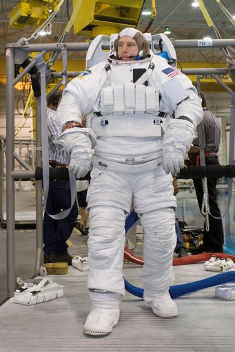 STS-125 Crewmembers prepare for NBL Dive