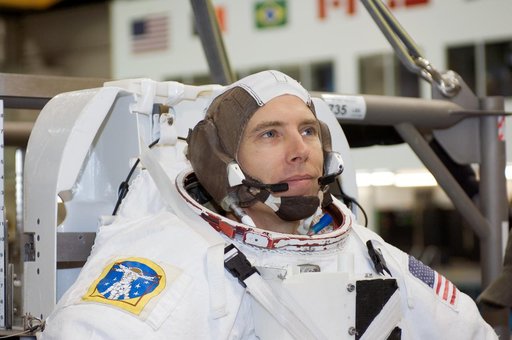 STS-125 Crewmembers prepare for NBL Dive