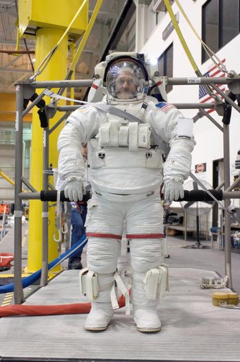 STS-125 Crewmembers prepare for NBL Dive