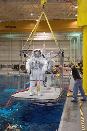 STS-125 Crewmembers prepare for NBL Dive