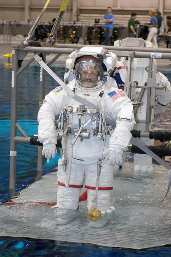 STS-125 Crewmembers prepare for NBL Dive