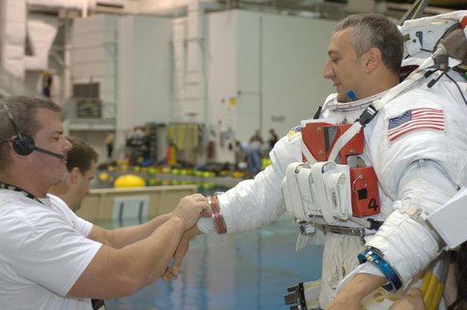 STS-125 Crewmembers preparing for NBL dive