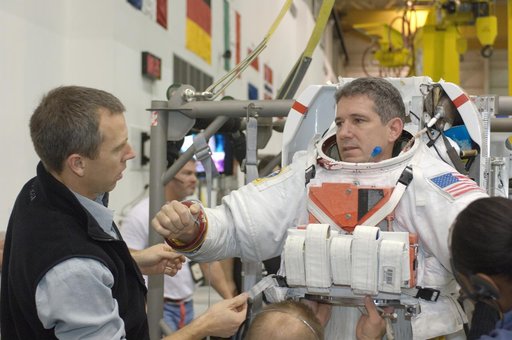 STS-125 Crewmembers preparing for NBL dive