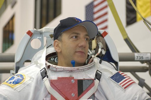 STS-125 Crewmembers preparing for NBL dive